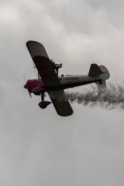 Speck-Fehraltorf, Zürih, İsviçre, 2 Temmuz 2023 N-450D Boeing PT-13D tarihi çift katlı uçak hava gösterisi sırasında kanat yürüyüşü yapan bir kadınla