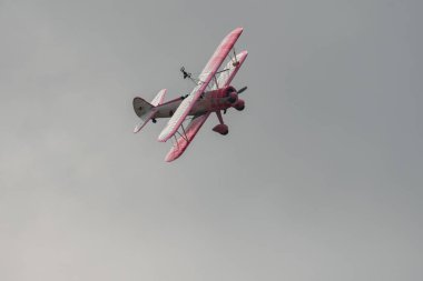 Speck-Fehraltorf, Zürih, İsviçre, 2 Temmuz 2023 N-450D Boeing PT-13D tarihi çift katlı uçak bir hava gösterisi sırasında sahneleniyor.