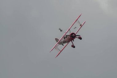 Speck-Fehraltorf, Zürih, İsviçre, 2 Temmuz 2023 N-450D Boeing PT-13D tarihi çift katlı uçak bir hava gösterisi sırasında sahneleniyor.