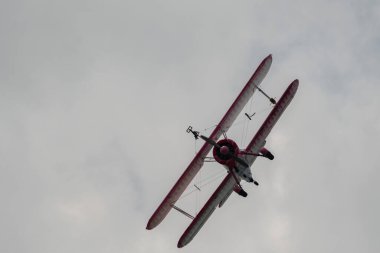 Speck-Fehraltorf, Zürih, İsviçre, 2 Temmuz 2023 N-450D Boeing PT-13D tarihi çift katlı uçak bir hava gösterisi sırasında sahneleniyor.