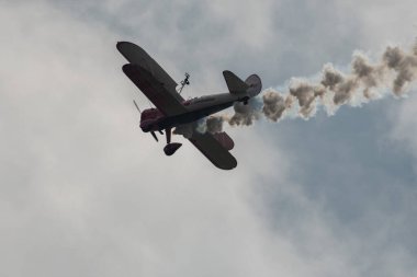 Speck-Fehraltorf, Zürih, İsviçre, 2 Temmuz 2023 N-450D Boeing PT-13D tarihi çift katlı uçak bir hava gösterisi sırasında sahneleniyor.