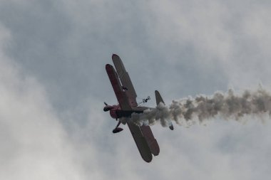 Speck-Fehraltorf, Zürih, İsviçre, 2 Temmuz 2023 N-450D Boeing PT-13D tarihi çift katlı uçak bir hava gösterisi sırasında sahneleniyor.