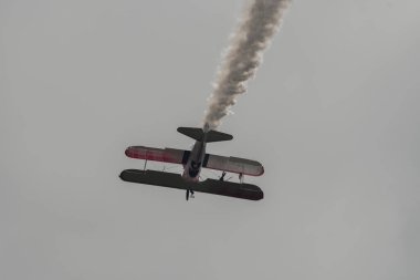 Speck-Fehraltorf, Zürih, İsviçre, 2 Temmuz 2023 N-450D Boeing PT-13D tarihi çift katlı uçak hava gösterisi sırasında kanat yürüyüşü yapan bir kadınla