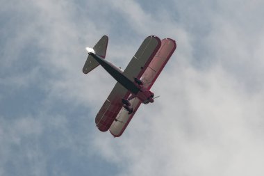 Speck-Fehraltorf, Zürih, İsviçre, 2 Temmuz 2023 N-450D Boeing PT-13D tarihi çift katlı uçak hava gösterisi sırasında kanat yürüyüşü yapan bir kadınla