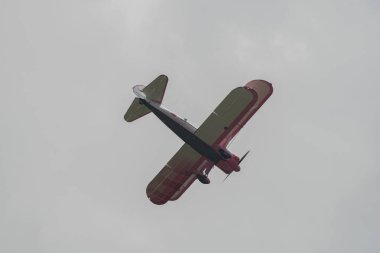 Speck-Fehraltorf, Zürih, İsviçre, 2 Temmuz 2023 N-450D Boeing PT-13D tarihi çift katlı uçak bir hava gösterisi sırasında sahneleniyor.