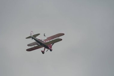 Speck-Fehraltorf, Zürih, İsviçre, 2 Temmuz 2023 N-450D Boeing PT-13D tarihi çift katlı uçak bir hava gösterisi sırasında sahneleniyor.