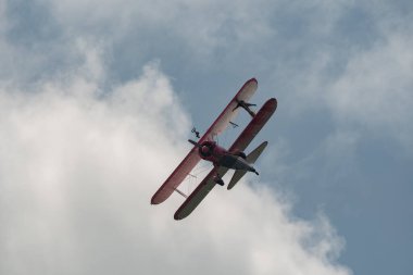 Speck-Fehraltorf, Zürih, İsviçre, 2 Temmuz 2023 N-450D Boeing PT-13D tarihi çift katlı uçak hava gösterisi sırasında kanat yürüyüşü yapan bir kadınla