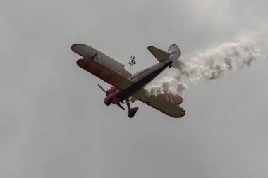 Speck-Fehraltorf, Zürih, İsviçre, 2 Temmuz 2023 N-450D Boeing PT-13D tarihi çift katlı uçak bir hava gösterisi sırasında sahneleniyor.