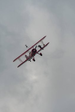 Speck-Fehraltorf, Zürih, İsviçre, 2 Temmuz 2023 N-450D Boeing PT-13D tarihi çift katlı uçak hava gösterisi sırasında kanat yürüyüşü yapan bir kadınla