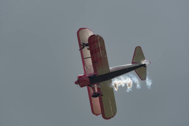 Speck-Fehraltorf, Zürih, İsviçre, 2 Temmuz 2023 N-450D Boeing PT-13D tarihi çift katlı uçak hava gösterisi sırasında kanat yürüyüşü yapan bir kadınla