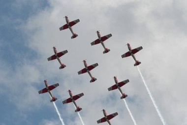 Speck-Fehraltorf, Zürih, İsviçre, 2 Temmuz 2023 Pilatus PC-7 Ekibi büyüleyici bir uçuş düzeninde.