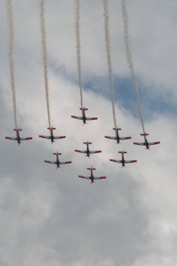 Speck-Fehraltorf, Zürih, İsviçre, 2 Temmuz 2023 Pilatus PC-7 Ekibi büyüleyici bir uçuş düzeninde.
