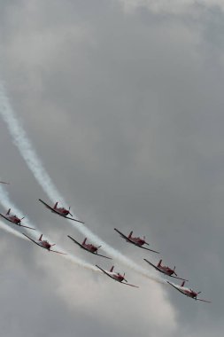 Speck-Fehraltorf, Zürih, İsviçre, 2 Temmuz 2023 Pilatus PC-7 Ekibi büyüleyici bir uçuş düzeninde.