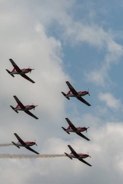 Speck-Fehraltorf, Zürih, İsviçre, 2 Temmuz 2023 Pilatus PC-7 Ekibi büyüleyici bir uçuş düzeninde.