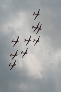 Speck-Fehraltorf, Zürih, İsviçre, 2 Temmuz 2023 Pilatus PC-7 Ekibi büyüleyici bir uçuş düzeninde.