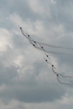 Speck-Fehraltorf, Zürih, İsviçre, 2 Temmuz 2023 Pilatus PC-7 Ekibi büyüleyici bir uçuş düzeninde.