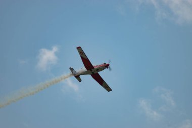 Speck-Fehraltorf, Zürih, İsviçre, 2 Temmuz 2023 Pilatus PC-7 Takımı bir hava gösterisi sırasında akrobasi gösterisi yapıyor.