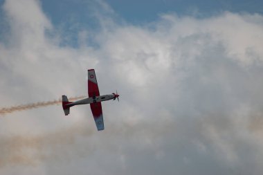 Speck-Fehraltorf, Zürih, İsviçre, 2 Temmuz 2023 Pilatus PC-7 Takımı bir hava gösterisi sırasında akrobasi gösterisi yapıyor.