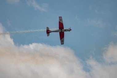 Speck-Fehraltorf, Zürih, İsviçre, 2 Temmuz 2023 Pilatus PC-7 Takımı bir hava gösterisi sırasında akrobasi gösterisi yapıyor.