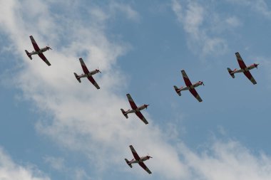 Speck-Fehraltorf, Zürih, İsviçre, 2 Temmuz 2023 Pilatus PC-7 Ekibi büyüleyici bir uçuş düzeninde.