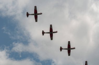 Speck-Fehraltorf, Zürih, İsviçre, 2 Temmuz 2023 Pilatus PC-7 Ekibi büyüleyici bir uçuş düzeninde.