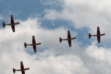 Speck-Fehraltorf, Zürih, İsviçre, 2 Temmuz 2023 Pilatus PC-7 Ekibi büyüleyici bir uçuş düzeninde.