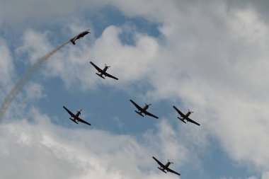 Speck-Fehraltorf, Zürih, İsviçre, 2 Temmuz 2023 Pilatus PC-7 Ekibi büyüleyici bir uçuş düzeninde.