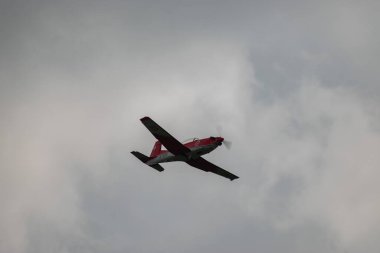 Speck-Fehraltorf, Zürih, İsviçre, 2 Temmuz 2023 Pilatus PC-7 Takımı bir hava gösterisi sırasında akrobasi gösterisi yapıyor.