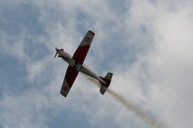 Speck-Fehraltorf, Zürih, İsviçre, 2 Temmuz 2023 Pilatus PC-7 Takımı bir hava gösterisi sırasında akrobasi gösterisi yapıyor.
