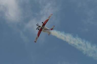 Speck-Fehraltorf, Zürih, İsviçre, 2 Temmuz 2023 Pilatus PC-7 Takımı bir hava gösterisi sırasında akrobasi gösterisi yapıyor.