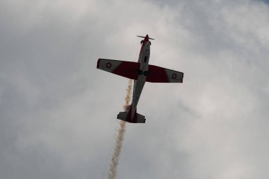 Speck-Fehraltorf, Zürih, İsviçre, 2 Temmuz 2023 Pilatus PC-7 Takımı bir hava gösterisi sırasında akrobasi gösterisi yapıyor.
