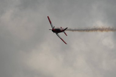 Speck-Fehraltorf, Zürih, İsviçre, 2 Temmuz 2023 Pilatus PC-7 Takımı bir hava gösterisi sırasında akrobasi gösterisi yapıyor.