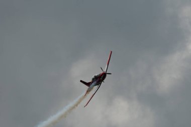 Speck-Fehraltorf, Zürih, İsviçre, 2 Temmuz 2023 Pilatus PC-7 Takımı bir hava gösterisi sırasında akrobasi gösterisi yapıyor.
