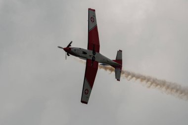 Speck-Fehraltorf, Zürih, İsviçre, 2 Temmuz 2023 Pilatus PC-7 Takımı bir hava gösterisi sırasında akrobasi gösterisi yapıyor.