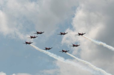 Speck-Fehraltorf, Zürih, İsviçre, 2 Temmuz 2023 Pilatus PC-7 Ekibi büyüleyici bir uçuş düzeninde.