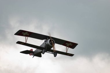 Speck-Fehraltorf, Zürih, İsviçre, 2 Temmuz 2023 HB-RNA Nieuport 23-C1 tarihi çift katlı uçak bir hava gösterisi sırasında