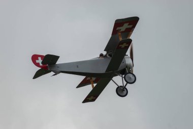 Speck-Fehraltorf, Zürih, İsviçre, 2 Temmuz 2023 HB-RNA Nieuport 23-C1 tarihi çift katlı uçak bir hava gösterisi sırasında