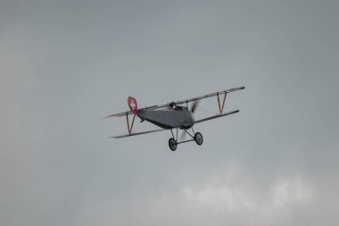 Speck-Fehraltorf, Zürih, İsviçre, 2 Temmuz 2023 HB-RNA Nieuport 23-C1 tarihi çift katlı uçak bir hava gösterisi sırasında