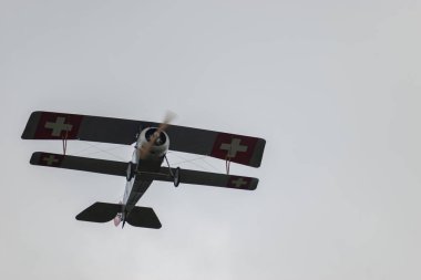 Speck-Fehraltorf, Zürih, İsviçre, 2 Temmuz 2023 HB-RNA Nieuport 23-C1 tarihi çift katlı uçak bir hava gösterisi sırasında