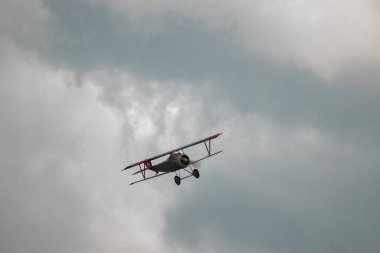 Speck-Fehraltorf, Zürih, İsviçre, 2 Temmuz 2023 HB-RNA Nieuport 23-C1 tarihi çift katlı uçak bir hava gösterisi sırasında