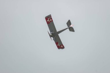 Speck-Fehraltorf, Zürih, İsviçre, 2 Temmuz 2023 HB-RNA Nieuport 23-C1 tarihi çift katlı uçak bir hava gösterisi sırasında