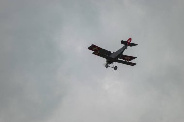 Speck-Fehraltorf, Zürih, İsviçre, 2 Temmuz 2023 HB-RNA Nieuport 23-C1 tarihi çift katlı uçak bir hava gösterisi sırasında