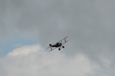 Speck-Fehraltorf, Zürih, İsviçre, 2 Temmuz 2023 HB-RNA Nieuport 23-C1 tarihi çift katlı uçak bir hava gösterisi sırasında