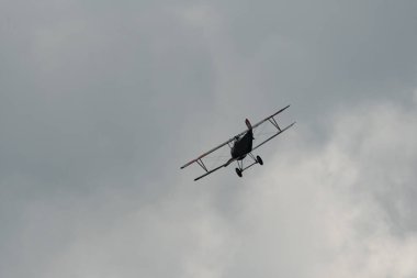 Speck-Fehraltorf, Zürih, İsviçre, 2 Temmuz 2023 HB-RNA Nieuport 23-C1 tarihi çift katlı uçak bir hava gösterisi sırasında