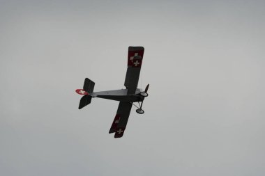 Speck-Fehraltorf, Zürih, İsviçre, 2 Temmuz 2023 HB-RNA Nieuport 23-C1 tarihi çift katlı uçak bir hava gösterisi sırasında