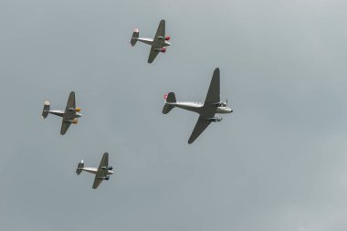 Speck-Fehraltorf, Zürih, İsviçre, 2 Temmuz 2023 Douglas DC-3C ve Beechcraft Model 18 Twin Beech klasik uçuş gösterisi sırasında