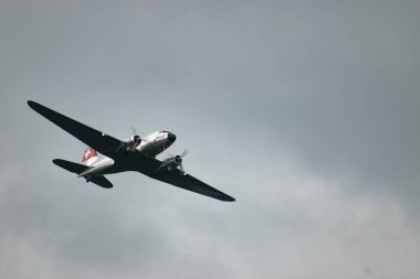 Speck-Fehraltorf, Zürih, İsviçre, 2 Temmuz 2023 N-431HM Douglas DC-3C hava gösterisi sırasında tarihi uçak performansı