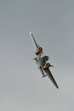 Speck-Fehraltorf, Zürih, İsviçre, 2 Temmuz 2023 Beechcraft Model 18 Twin Beech tarihi uçak gösterisi sırasında