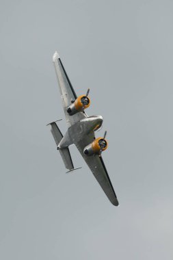 Speck-Fehraltorf, Zürih, İsviçre, 2 Temmuz 2023 Beechcraft Model 18 Twin Beech tarihi uçak gösterisi sırasında