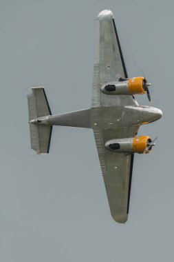 Speck-Fehraltorf, Zürih, İsviçre, 2 Temmuz 2023 Beechcraft Model 18 Twin Beech tarihi uçak gösterisi sırasında